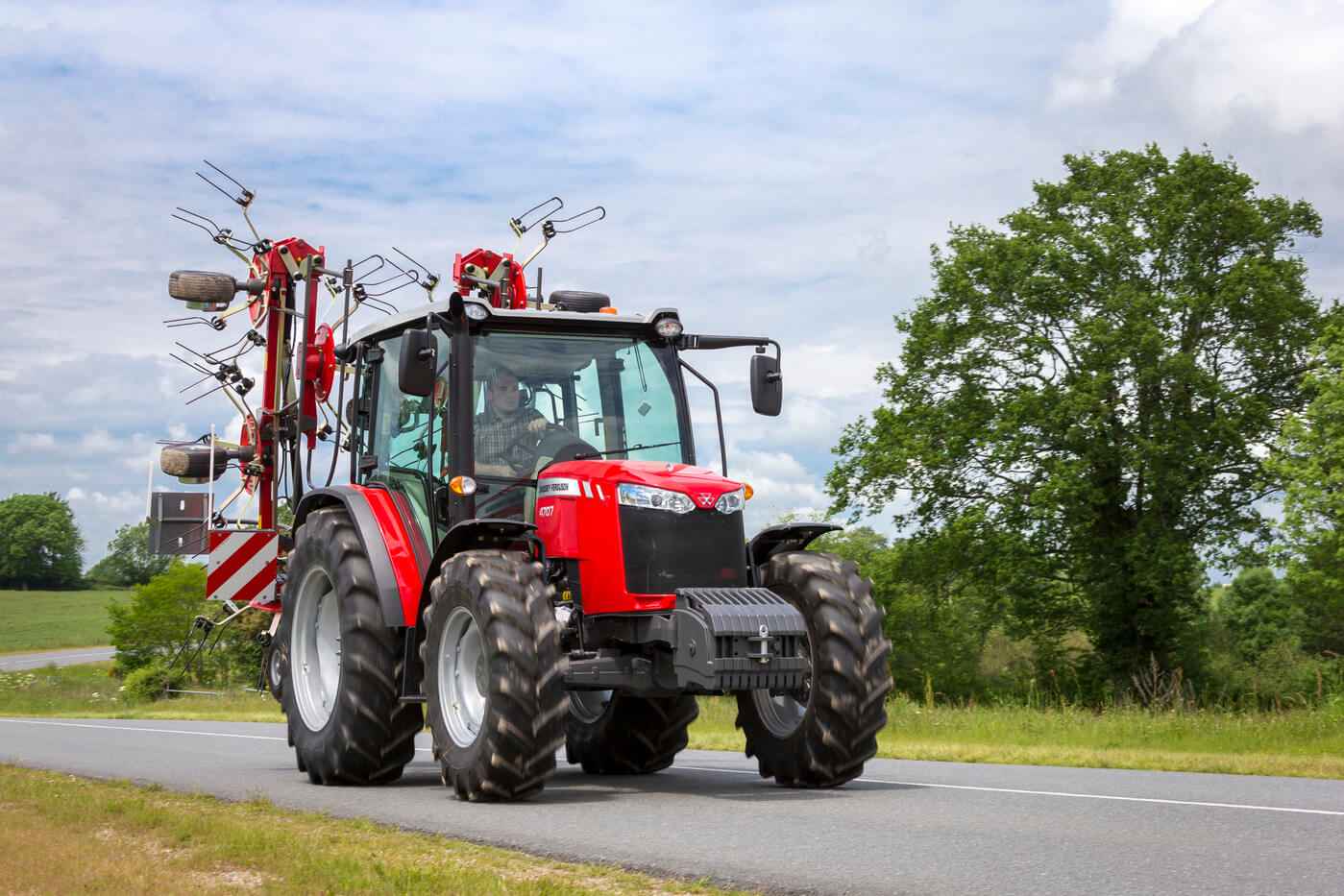 MF 4700 Global Series MHP Tractors | 74-95 HP