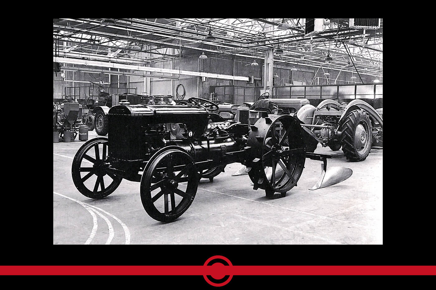 1933 - Skapade Ferguson-systemet ("Ferguson Black-traktorn")