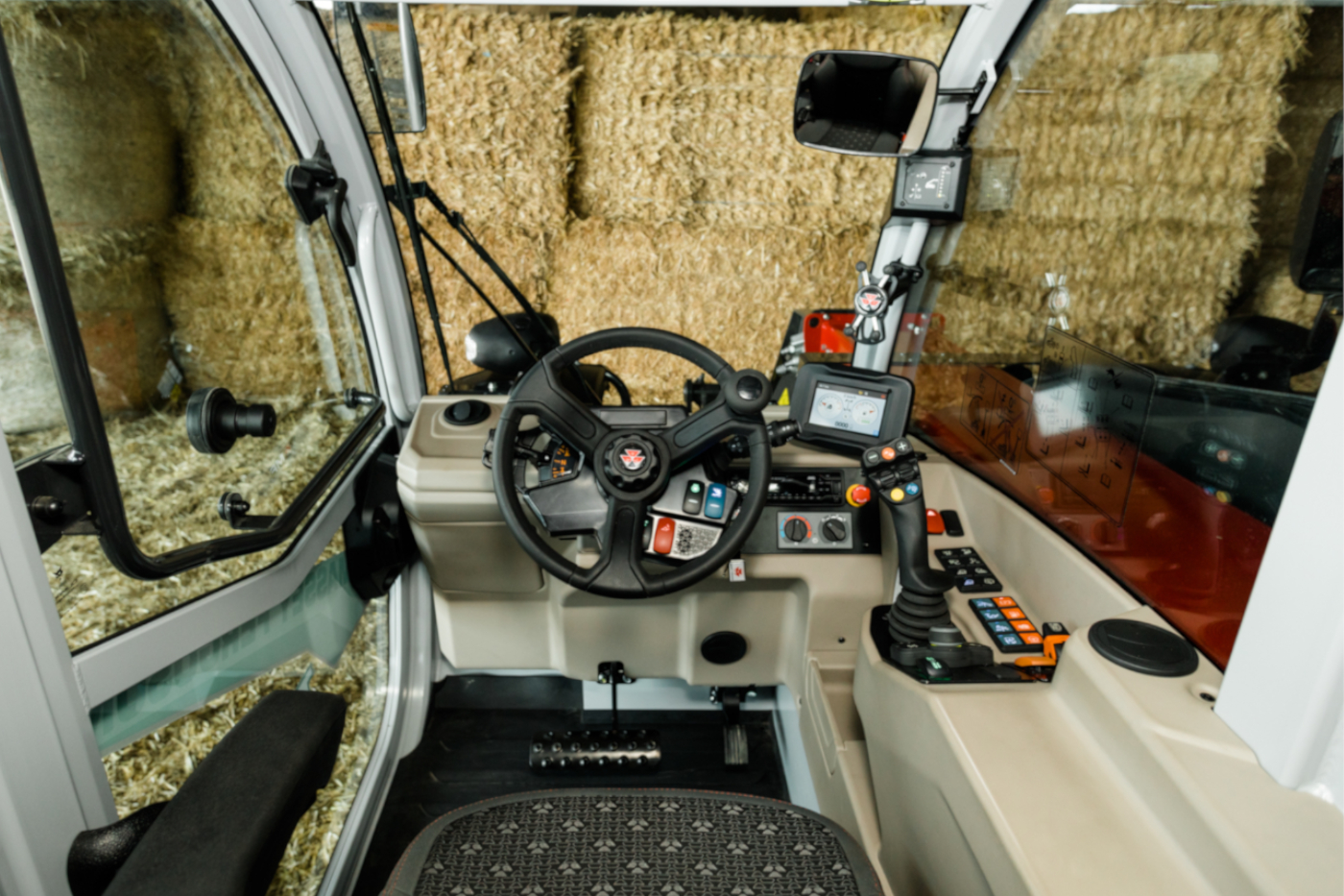 La nueva y silenciosa cabina ofrece unos niveles de confort y visibilidad excelentes
