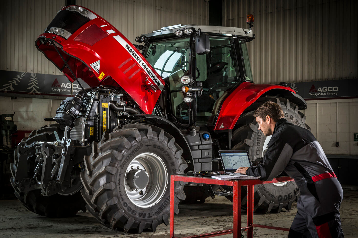 Erfarna, Massey Ferguson-utbildade tekniker ger service på plats eller i verkstad.