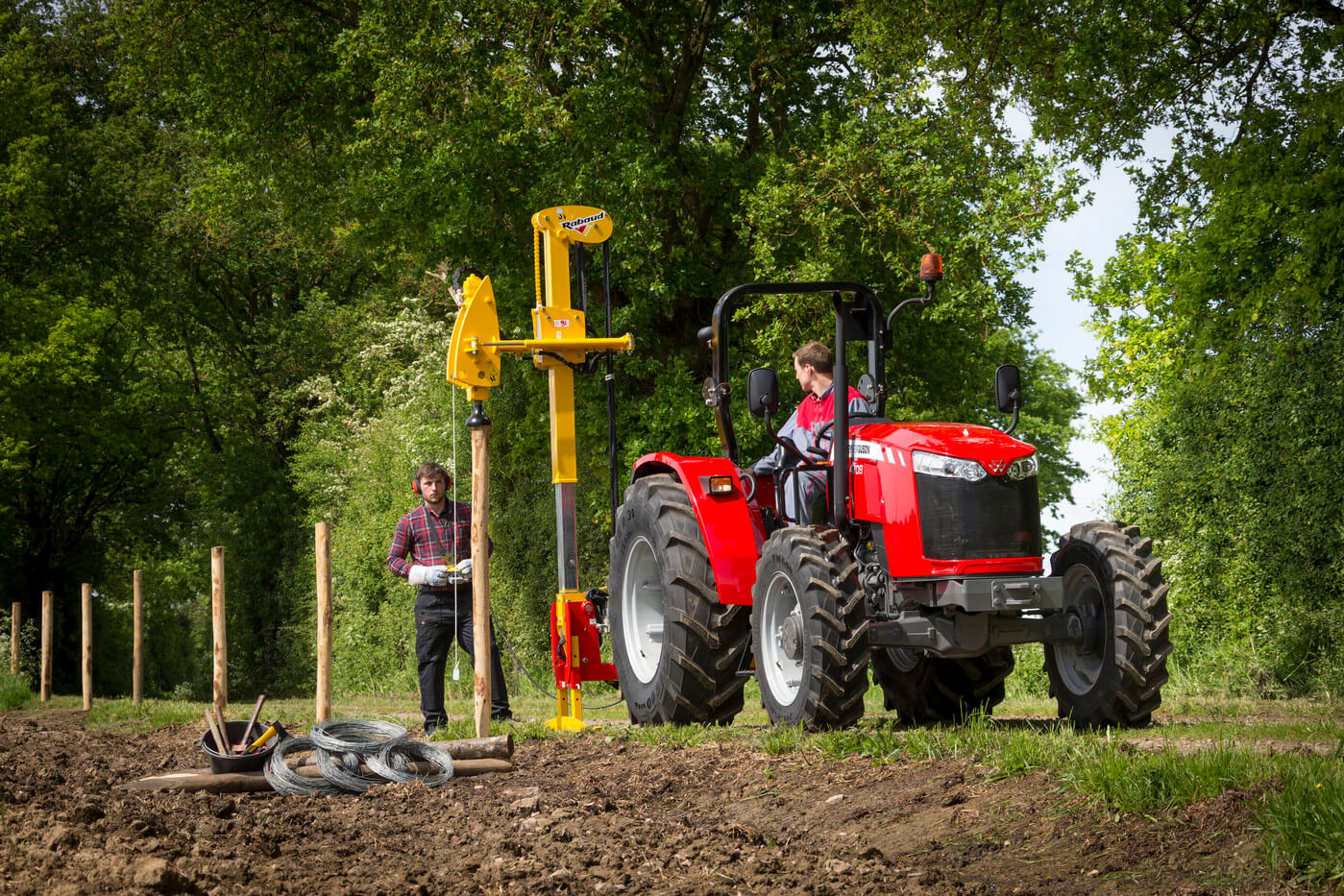 MF 4700 Global Series MHP Tractors | 74-95 HP