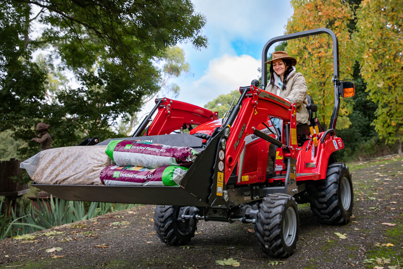 MF 1GC.23 Compact Tractor w/Loader + Bucket | 23 HP