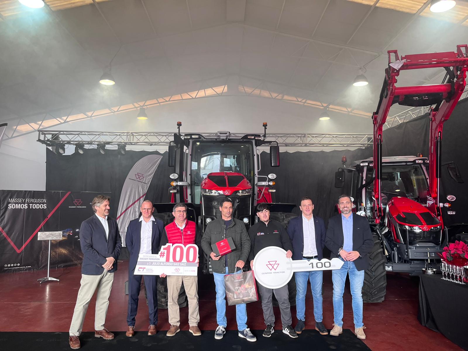 Centro Tractor celebra la entrega del tractor número 100 y reafirma su compromiso con los agricultores