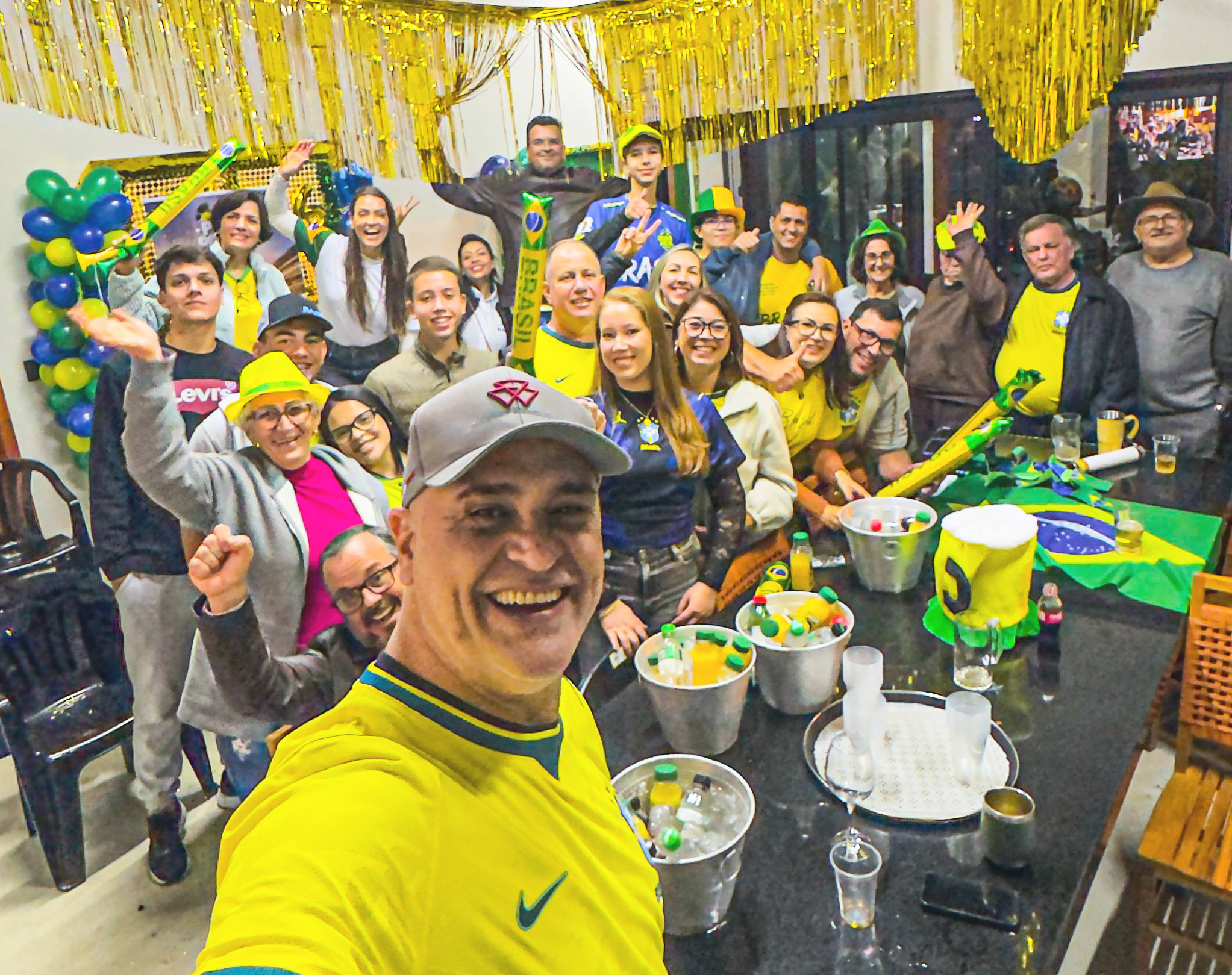 Produtor rural de Santo Antônio do Aracanguá acompanha jogo do Brasil ao lado do goleiro Marcos em campanha