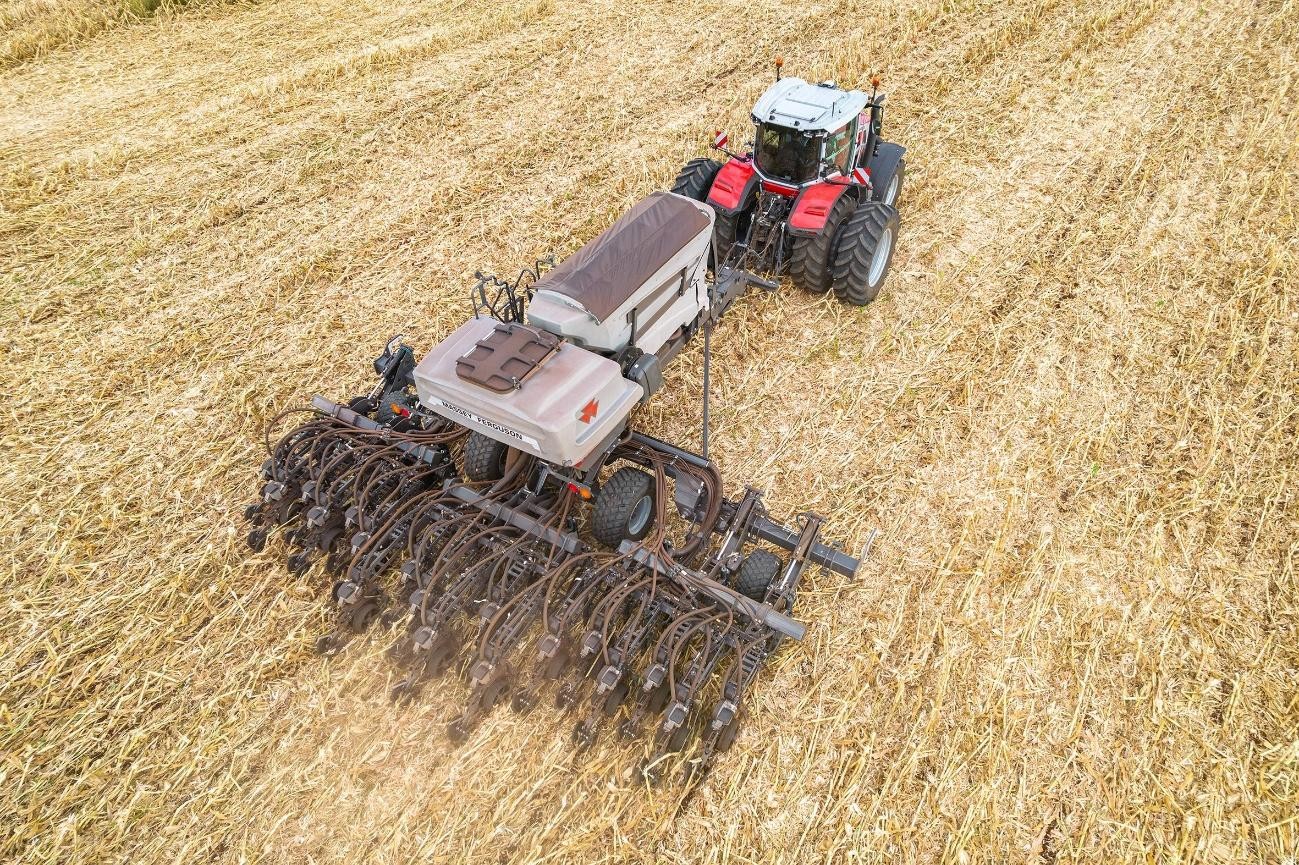 Trator MF 5M e plantadeira MF 500