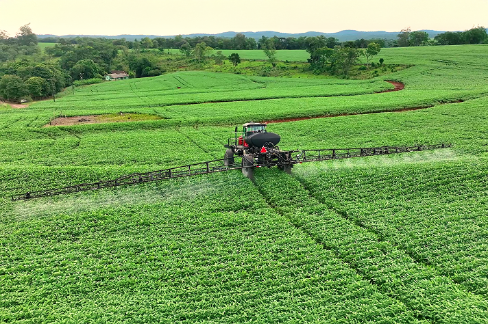 Mantém o controle total da máquina no traçado exato configurado pelo operador.